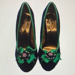 Green Trim Black Women's Dress Pumps with Floral Jewel Accent